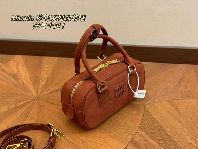 配礼盒 Size：22*11Cm Miumiu保龄球 公文包 包包甜度刚好！ 很难不爱啊啊！ 可手拎也可斜挎 绝对不是小废包哦容量足足的~~ 出场就是miumi