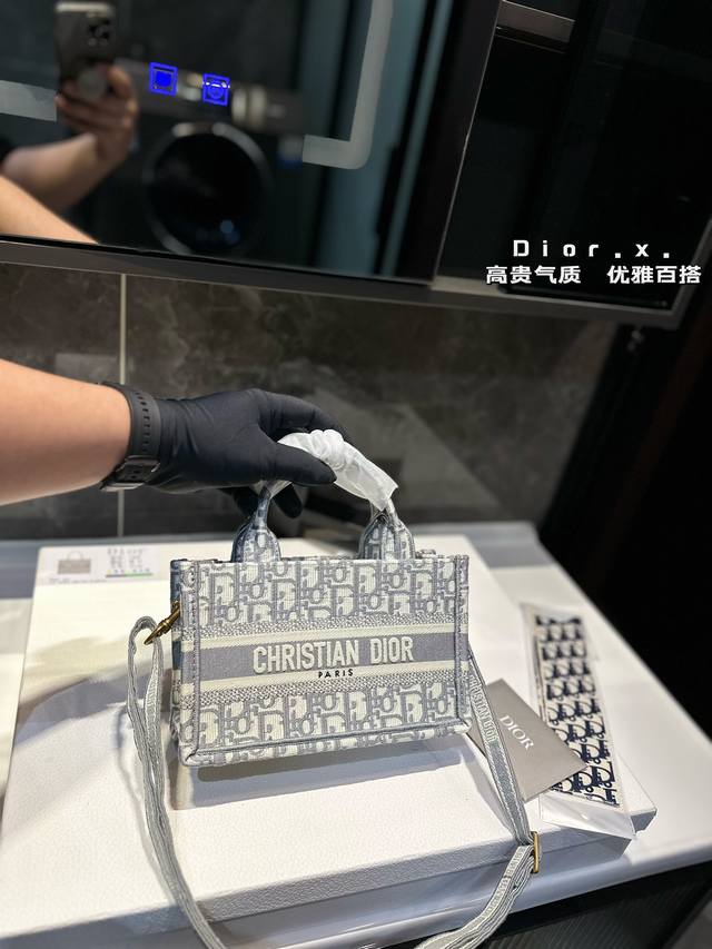 礼盒包装 迪奥dior 刺绣购物袋 本年度重量级专柜经典爆款 将帅气和优雅两种不同的风格碰撞在一起，融合了新一代女性的时髦与个性 展现女性力量 包包全身刺绣设计