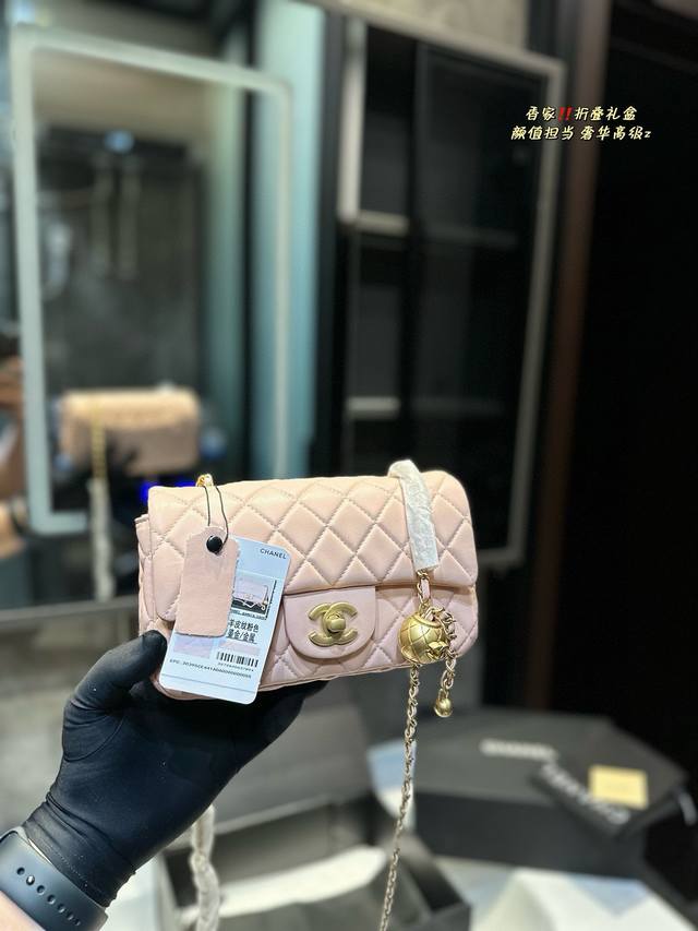 折叠礼盒 Chanel 小金球方胖子 调节扣 “New Arrival” 最美方胖子人间香奈儿 白富美小姐姐必备款 ■单独夸最让人挪不开眼 就是小金球了太高级~