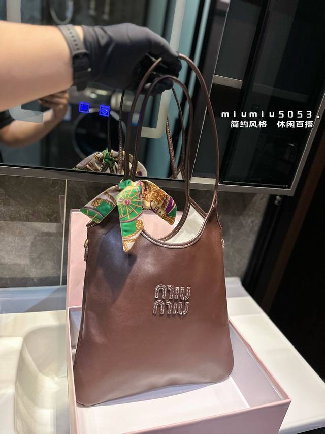 缪缪石楠木色托特包 Miumiu24Ss包包秋冬新款 Miumiu2024Ss秋冬季新款上市主打一个美拉德风秋冬氛围感拉满 尺寸：35 32