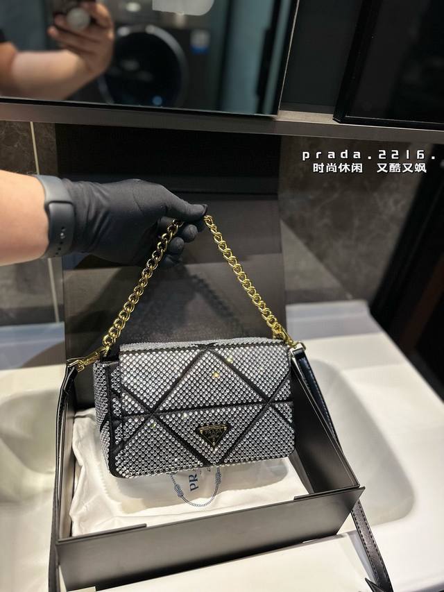 Prada 普拉达新款水钻链条斜挎包。 水钻镶嵌十菱形格设计 搭配上金色的链条，高贵又时尚真的不要太美，大牌范儿十足 Size:19×14