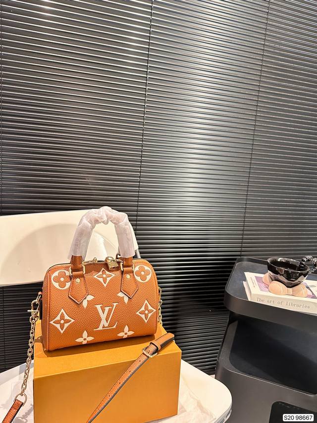 配折叠盒子 Lv Speedy Bandoulière 20手袋取材顺滑牛皮革，以 Monogram 压纹巧妙营造错视穿孔效果。耀目金属件和 Monogram