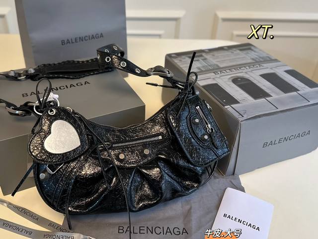 大号 牛皮 折叠盒飞机盒 Size：30×16 Balenciaga巴黎世家新款月牙机车包 新款机车包系列重磅新款王炸登场～ 可调节编织肩带和外挂皮革卡包心形挂