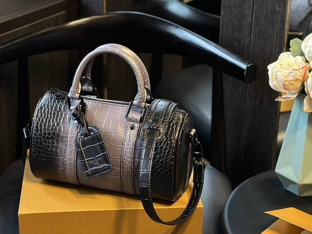 折叠礼盒 Lv Keepall Xs 秀款 枕头包 很燃 这款retiro 手袋以标志性 经典永恒。优雅低调的外形设计和宽敞的包身更加入了实用性d！尺寸 24C