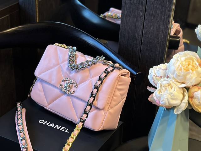 银扣 折叠礼盒 官网飞机箱 原单专柜品质 Chanel 19小羊皮 绝美珠光渐变 最近好多明星都在背chanel 19 这款包是由老佛爷karl Lagerfe