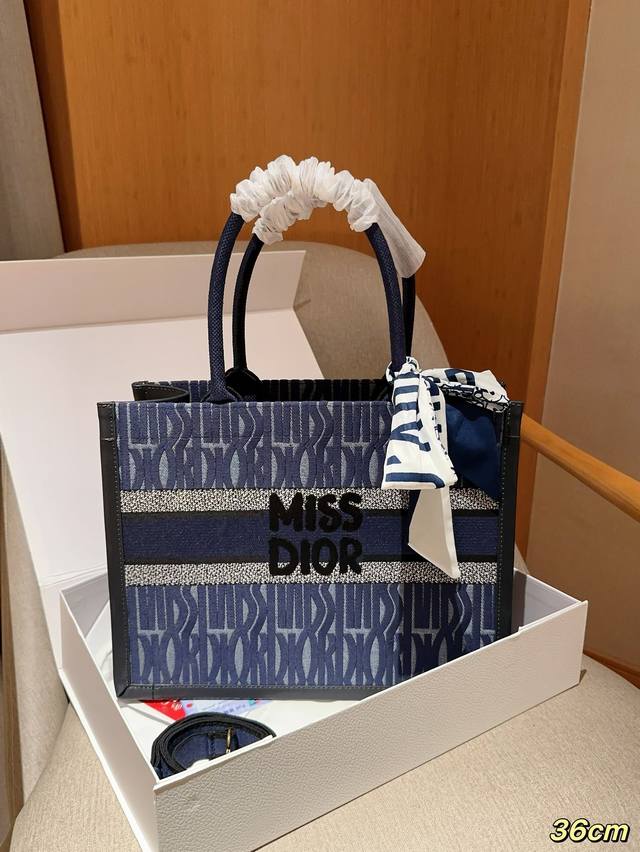 高版本配送丝巾 迪奥dior 24秋冬新品miss Dior Tote Book 立体提花 高密刺绣托特包 绝美的梦中情包 尺寸36Cm 礼盒包装