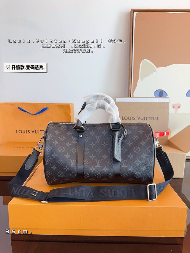 配礼盒. Lv X Nigo Keepall 35.枕头包 手袋是一款理想的都市手袋。 标志性的造型与经典的 Monogram 帆布，加之多种携带方式和奢华的天