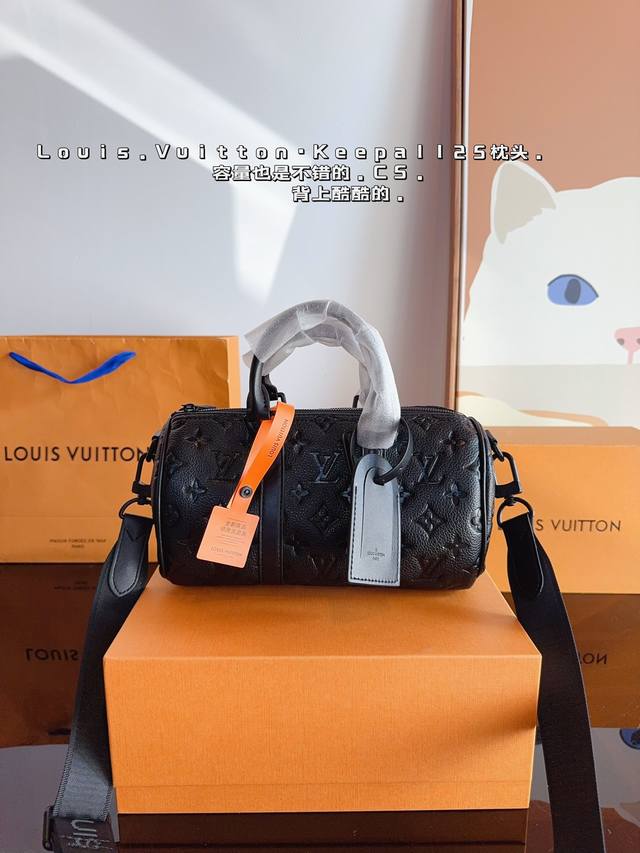 配礼盒. Lv X Nigo Keepall Xs 枕头包 手袋是一款理想的都市手袋。 标志性的造型与经典的 Monogram 帆布，加之多种携带方式和奢华的天