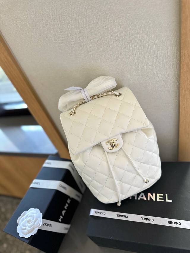 原单牛皮 折叠礼盒包装 Chanel24P Duma中号双肩包 口袋设计加上三个chanel双clogo整包很立体有型 尺寸25Cm