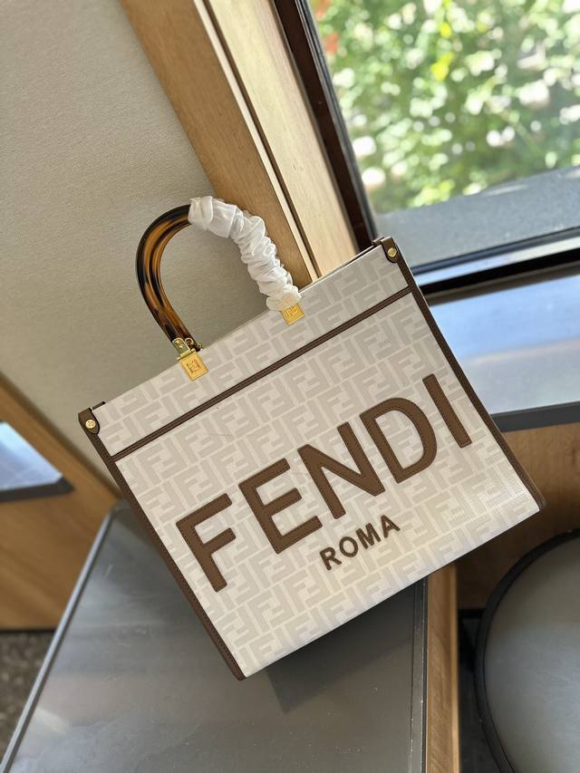 尺寸：36Cm F家 Fendi Peekabo 购物袋 经典的tote造型！ 但是这款最大的特点： 手提腋下！