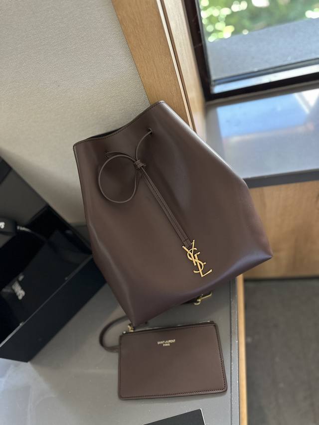 礼盒包装 Ysl 圣罗兰 抽绳水桶包 精致美丽 高级优雅 很好驾驭，不挑衣服，不挑季节 一年四季都可，可盐可甜 高个子小姐姐背，气质御姐范 小个子的小姐姐背，甜