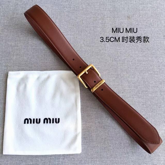 缪缪这款皮革腰带设计简约优雅，金属搭扣伴有miumiu字样针扣，手感柔软，细节实物拍摄 女神款！宽度3.5 Cm