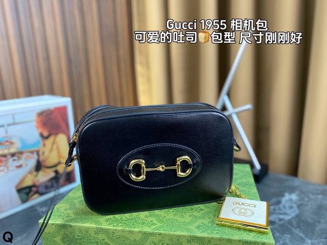 配全套包装 Gucci Horsebit 1955相机包 经典马衔扣、复古的造型随意搭配不出错 肩带可斜挎 针扣长短调整 容量也满足日常的需要~很轻便 别致优雅