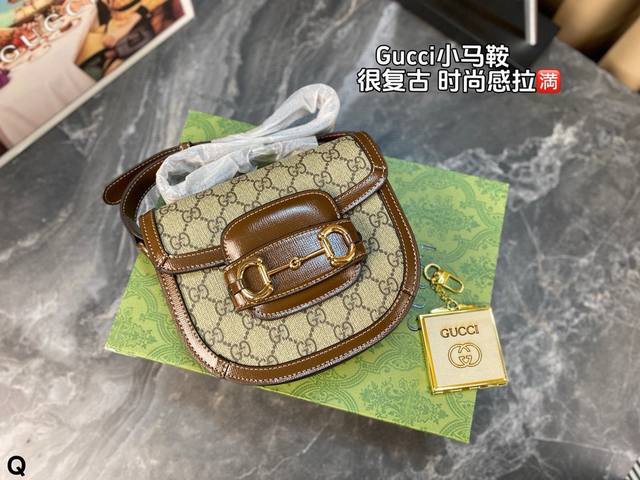 配全套包装 Gucci Horsebit1955系列在全新系列中以迷你版半圆呈现，提供更多百搭实用性~这款肩背包以经典双g面料匠心打造，翻盖开合和可调节肩带令整