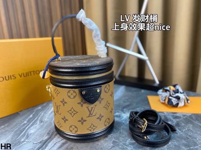 配全套包装 Lv Cannes 拼色老花发财桶 饭桶包 造型小巧精致 拎在手里超显气质 也可以单肩斜挎 肩带可调节 圆圆的造型超级可爱～小身材大容量 卡包 车钥