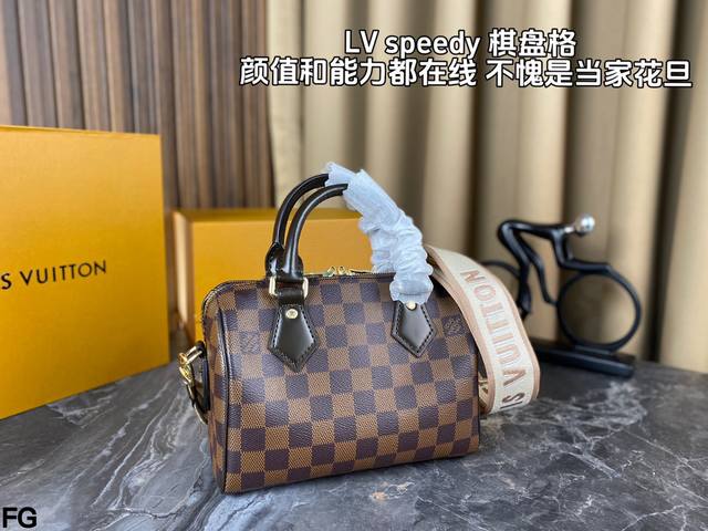 配全套包装 Lv Speedy 20 棋盘格 奶茶刺绣肩带和棋盘格真的绝配了 像拿着一块巧克力雪糕 棋盘格背起来真的帅帅的！尺寸：20*14 变码芯片