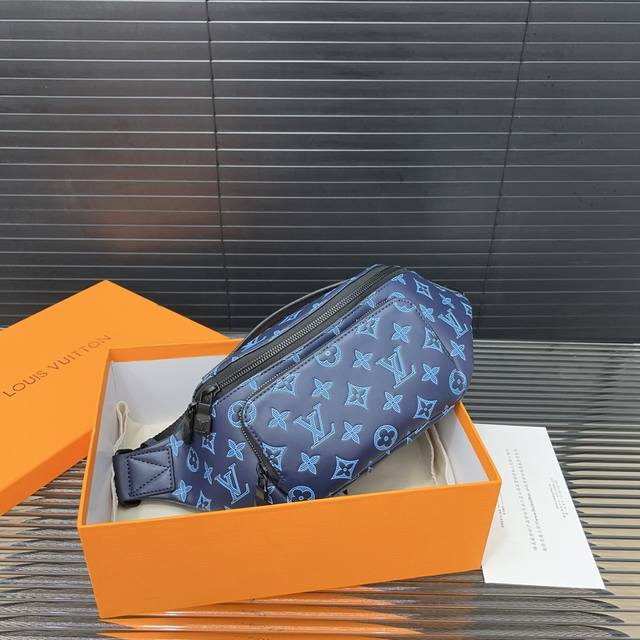 Louisvuitton 路易威登 Rush腰包斜挎胸包 原厂面料材质 电镀五金 高端货 附带防尘袋 礼盒 规格:30 X 15Cm