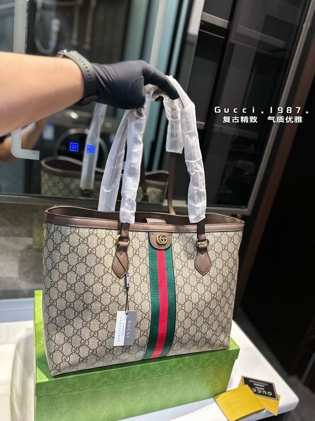 原版品质 精工制作gucci 古奇 22 新配色 Tote包 购物袋 男女同款 注意细节 这款购物袋将标志性图案与经典印花相结合这种经典搭配表现了对gucci品