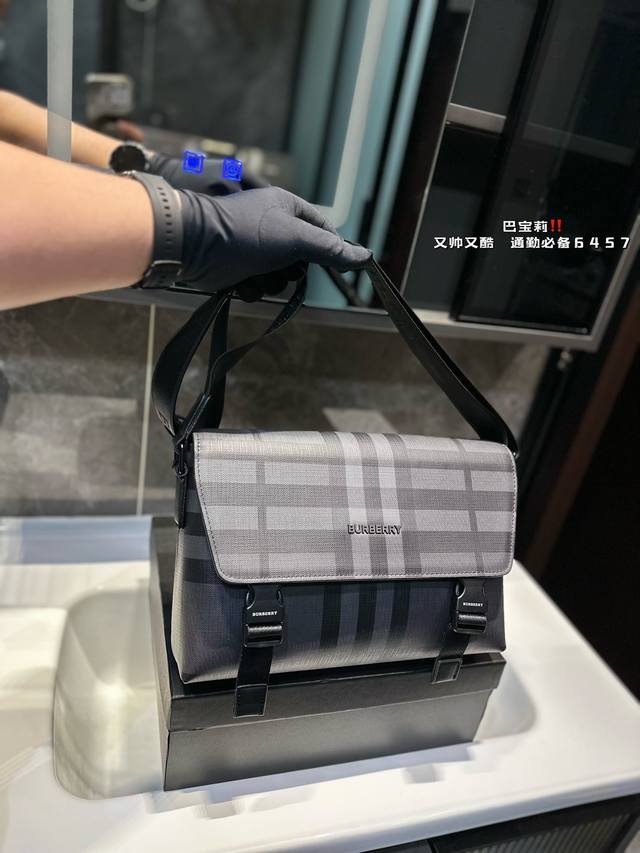 Burberry 巴宝莉翻盖邮差包 格子男士斜挎包 采用精湛镶嵌细工，实物拍摄 原厂原版面料 配送防尘袋 30 X 20Cm。