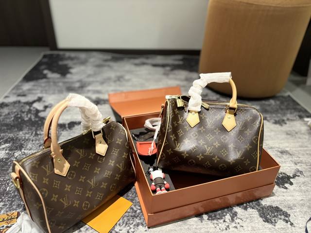 Lv Speedy 枕头包 无论版型 内里和专柜毫无差别 真正原版复刻 内里可拆卸 火遍全球的爆款机场大包 机车女神包 明星同款 贵气而充满活力的品牌设计风格