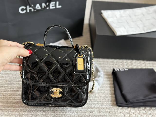 牛皮 配盒 Size：17*17Cm 小号 小香家 邮差包22K 新一季的chanel22K 复古邮差包～ 方方正正有個小吊牌、小手柄、链条肩带！ 非常热腾腾的