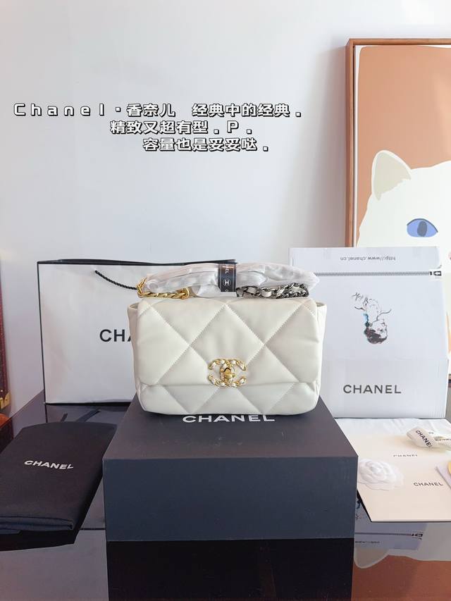 配礼盒. 香奈儿chanel 19Bag链条包 有型，能装，风格随意切换 年度最爱大包，有点飒，冷淡风 气场十足 高级满满尺寸：25*7*17Cm