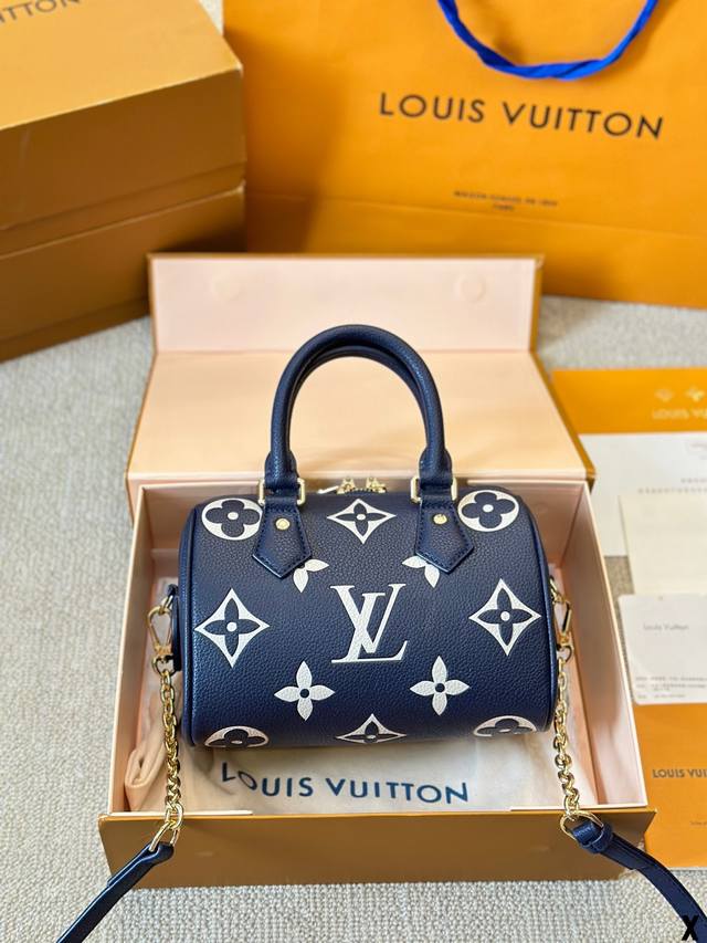 牛皮版本 Lv Speedy 20Cm枕头包 无论版型 内里和专柜毫无差别 真正原版复刻 内里可拆卸 火遍全球的爆款机场大包 机车女神包 明星同款 贵气而充满活