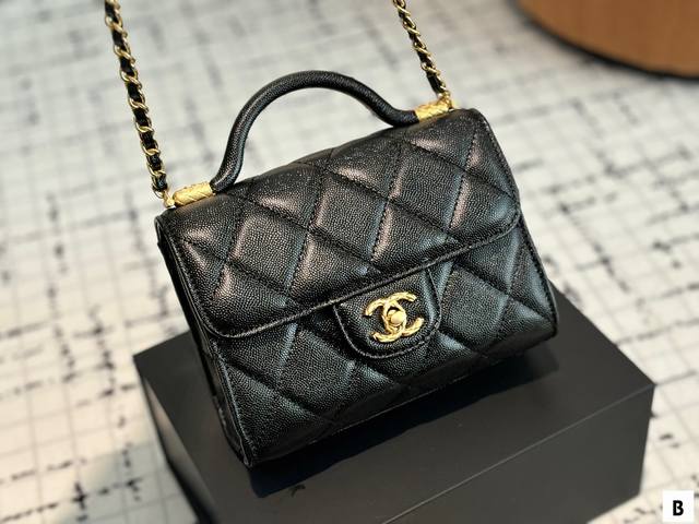 折叠礼盒 Chanel 24A 高级手工坊系列 手柄mini 小盒子 手柄款cf款式一直以来都是百看不腻的 这季度在经典cf Handle基础上搭配了皮穿链手柄