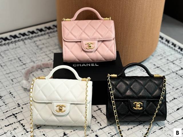 折叠礼盒 Chanel 24A 高级手工坊系列 手柄mini 小盒子 手柄款cf款式一直以来都是百看不腻的 这季度在经典cf Handle基础上搭配了皮穿链手柄