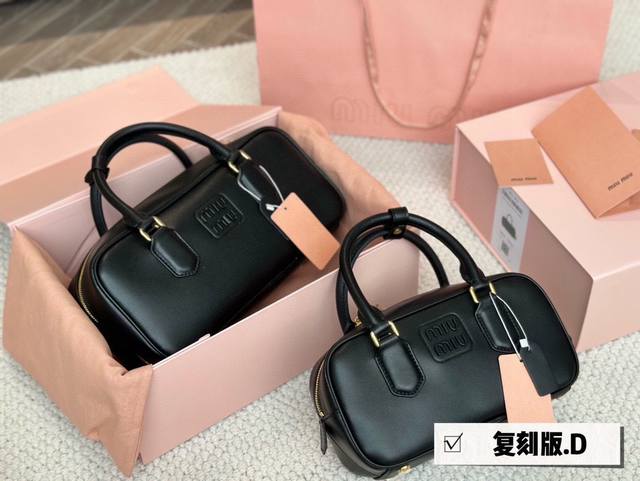 配盒 Size：22*11Cm 27*13Cm Miumiu保龄球 公文包 包包甜度刚好！ 很难不爱啊啊！ 可手拎也可斜挎 绝对不是小废包哦容量足足的~~ 出场