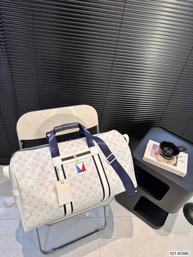 Lv 路易威登 限量新款keepall 旅行袋 一只帅气能装的旅行袋 时尚爆发款火热来袭 经典设计大气可观男女通用款 包包采用原版皮质 超级厚实 耐磨 耐用原版