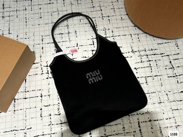 Miumiu 伊势丹限定 Tote托特包 Miumiu伊势丹限定款tote 也太好看了 Miumiu 这款tote 可能是它家出过的包里我最喜欢的一款s！ 尺寸