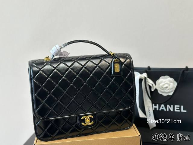 折叠盒 吹爆这个太好看额 爱死这个包了chanel22K 双肩背包 Chanel22K双肩背！帅炸！等了很久 没白等 是真的好看！尺寸30*21Cm