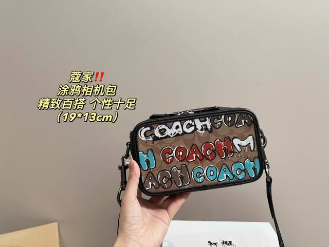 配盒尺寸19.13 蔻驰 Coach 联名 涂鸦相机包 大家还记得我们22年的老朋友mint & Serf吗～这个秋天 他们带着新作品强势回归类 两位街头艺术家