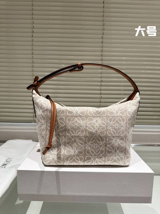 大号 Loewe 罗意威 Anagram Cubi近日入手的小可爱 提花布上是隐约若现的触感立体logo鼓鼓囊囊的像个小饭盒可以手提也可以做腋下包特别轻巧 印花