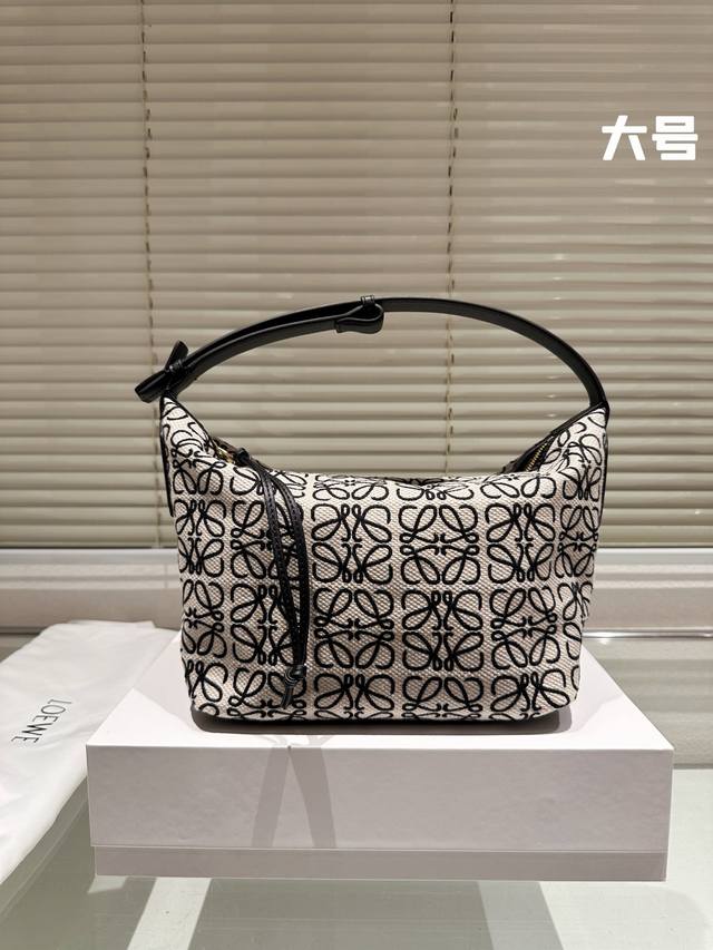 大号 Loewe 罗意威 Anagram Cubi近日入手的小可爱 提花布上是隐约若现的触感立体logo鼓鼓囊囊的像个小饭盒可以手提也可以做腋下包特别轻巧 印花