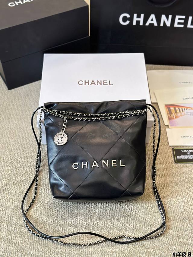 小羊皮 Chanel 24S Mini 22Bag 本季24S大爆款最時髦好看，可肩背，斜背，側背，手提，非常難買黑色金字款，耐看也最保值 这包太好看了 黑色款