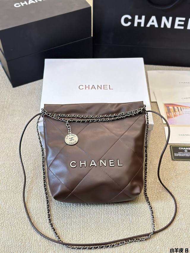 小羊皮 Chanel 24S Mini 22Bag 本季24S大爆款最時髦好看，可肩背，斜背，側背，手提，非常難買黑色金字款，耐看也最保值 这包太好看了 黑色款