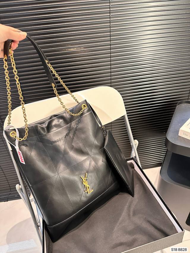 配盒子圣罗兰太好搭配了呜呜呜 Ysl Bag 更酷哦！ 面料很耐造 高级感拉满 尺寸，30 37 货号8828