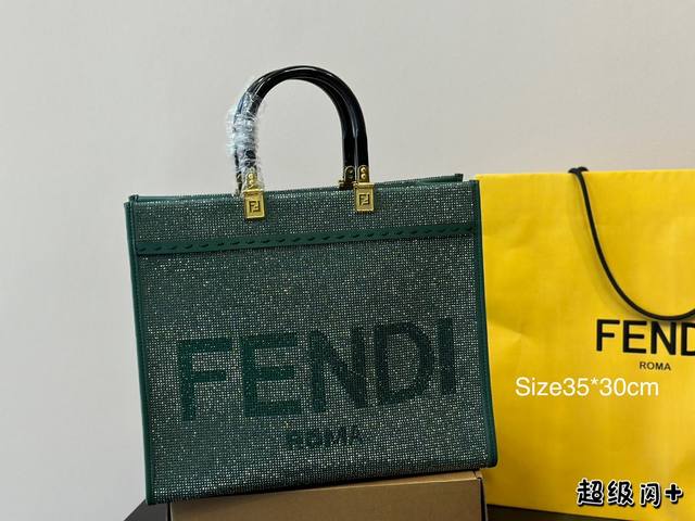 尺寸：35Cm F家 Fendi Peekabo 购物袋 经典的tote造型！ 但是这款最大的特点： 手提腋下！