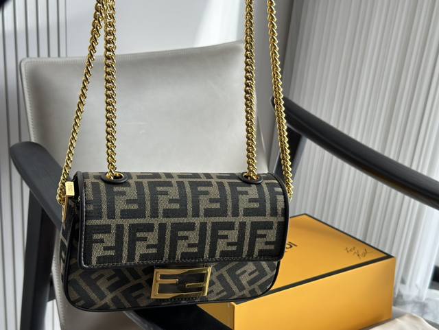 配盒 升级版 Size：23*13Cm Fendi 芬迪 F家 老花法棍包！ 可以手提！ 宽肩带还可以斜跨， 老花有多火相信大家都看到了吧， 但是这么可爱这么特