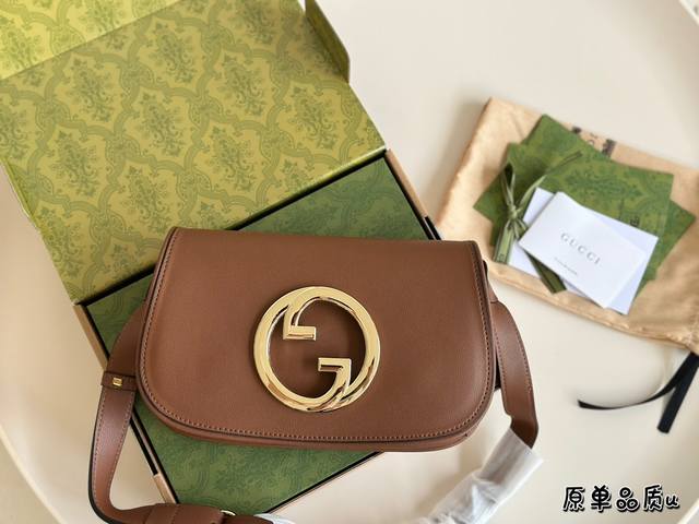 全套包装 Gucci Blondie 夏 天最值得入手的包包 国新品浪姐王紫璇同款 致敬典藏标识彰显摩登态度 +经典老花高贵又耐看，乌木色接棕色将气质感拉满~中