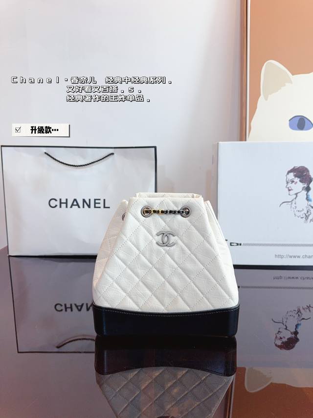 配礼盒 香奈儿chanel Gabrielle流浪双肩包经典一直很喜欢流浪包 Chanel Gabrielle双肩包是我背的很久的双肩流浪包。 这款双肩包没那么