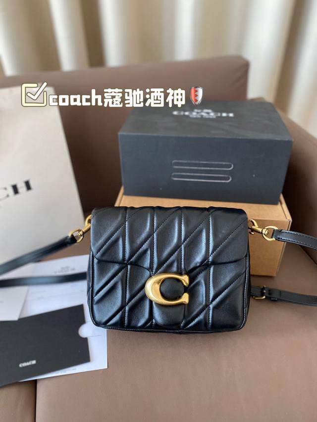 配折叠盒子 蔻驰酒神 Coach 2024秋季秀款图就一眼爱上了这款 Square Tabby 新季手袋致敬纽约这座灵感之城 Square Tabby延续了绗缝