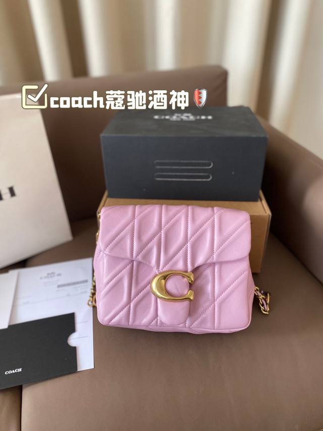 配折叠盒子 蔻驰酒神 Coach 2024秋季秀款图就一眼爱上了这款 Square Tabby 新季手袋致敬纽约这座灵感之城 Square Tabby延续了绗缝