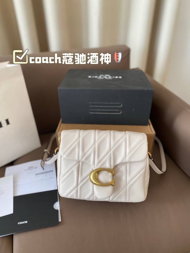 配折叠盒子 蔻驰酒神 Coach 2024秋季秀款图就一眼爱上了这款 Square Tabby 新季手袋致敬纽约这座灵感之城 Square Tabby延续了绗缝