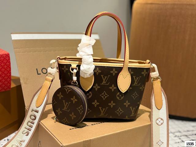 龙年限定包装 折叠礼盒 官网飞机箱 Lv 新品 Mini Tote 这款包 真是太有味道了 浓浓的复古风情 Vintage 的精髓体现的淋漓尽致 挺括明快的线条