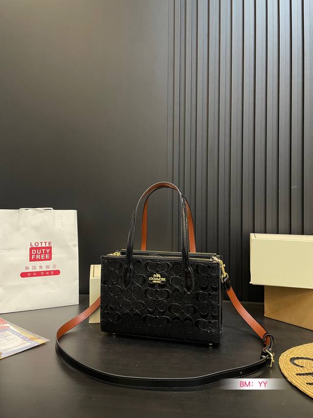 配折叠礼盒 Coach 蔻驰8月新款 Nina Carryall 大容量、新包型！开放式设计 拿取更方便，两边拉锁更安全 就是能“装” 尺寸：25*16