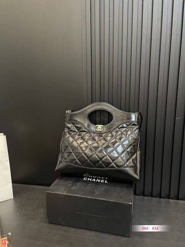 配折叠礼盒 香奈儿chanel 31Bag Mini链条包 这种独具设计感的经典款很难见到的哇～ 这种颜值的美包简直是遇到了就必背的存在 相比较以前的中古来说～