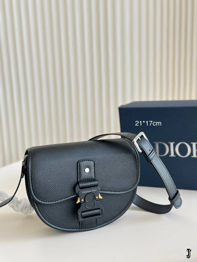 配盒 尺寸21 17 Dior 马鞍信使包 超级好搭配 一年四季皆可 适合日常出行 闺蜜逛街 都是超级不错的选择